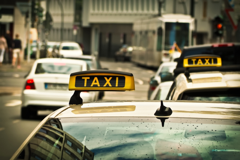 taxis-CAILLE-min_road-traffic-car-glass-driving-city-583084-pxhere.com