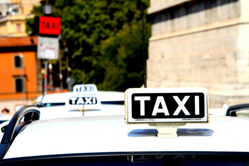 taxis-CAILLE-min_taxi_auto_rome_road_white-1051610